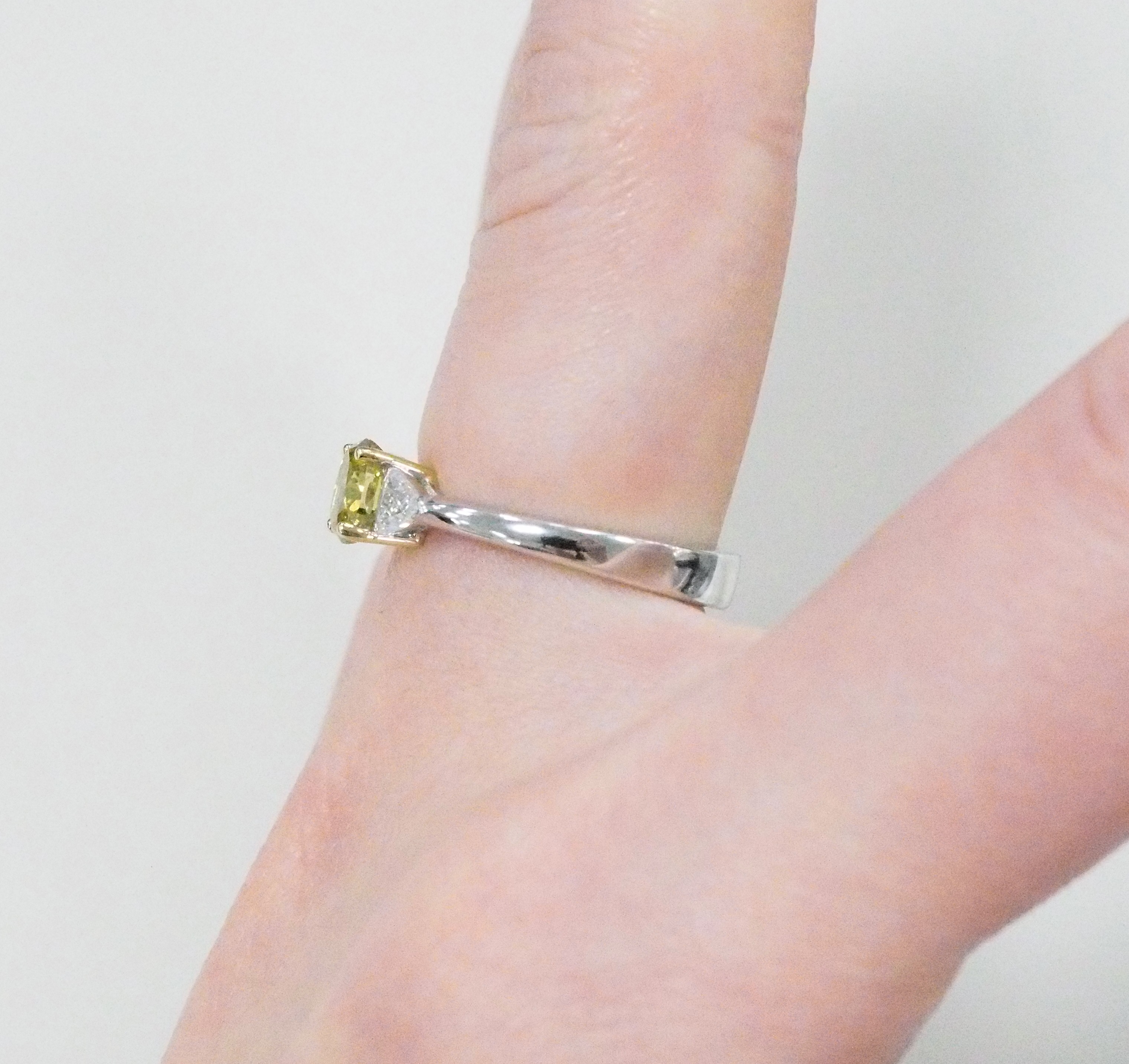 Кольцо из комбинированного золота с желтым бриллиантом